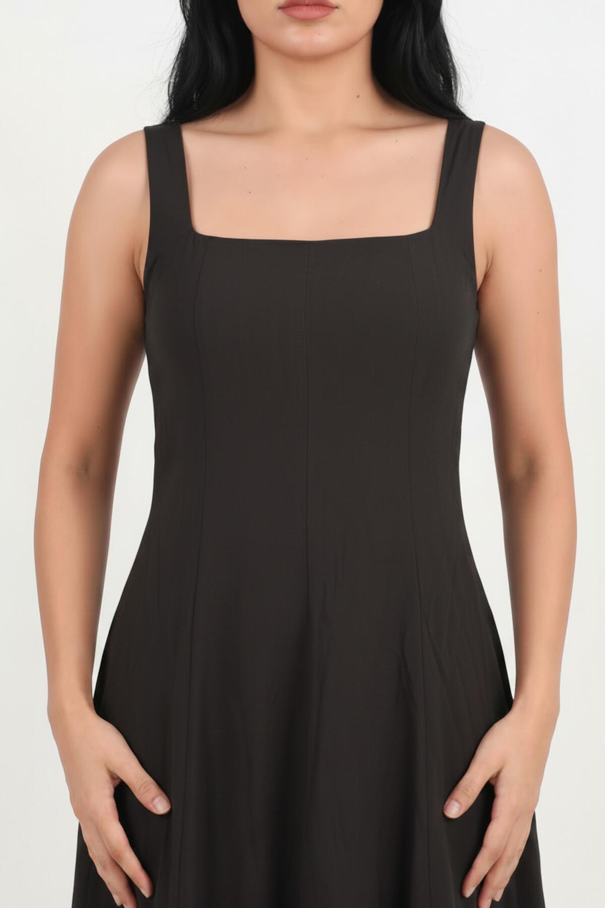 Modal-Kleid mit eckigem Ausschnitt – Schwarz
