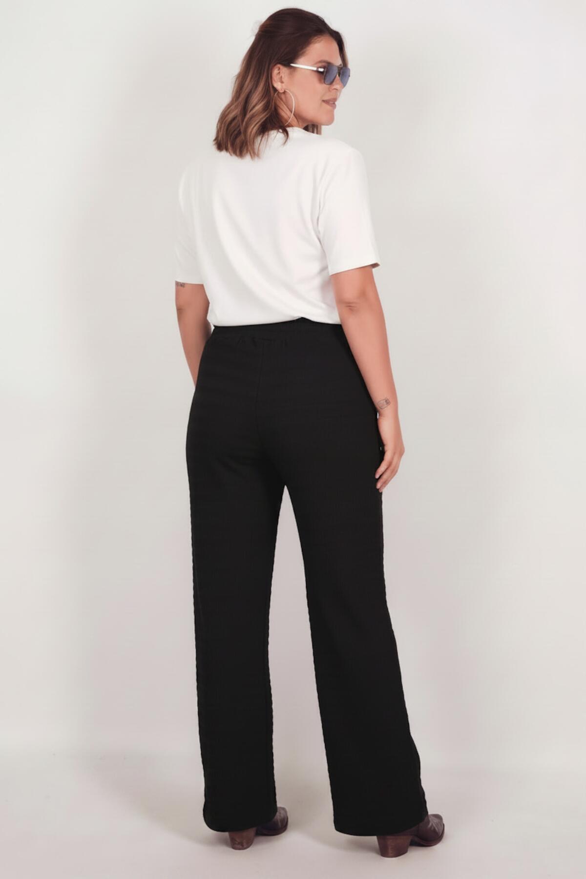 Plus-Size Hose mit Wellenmuster und weitem Bein – Schwarz