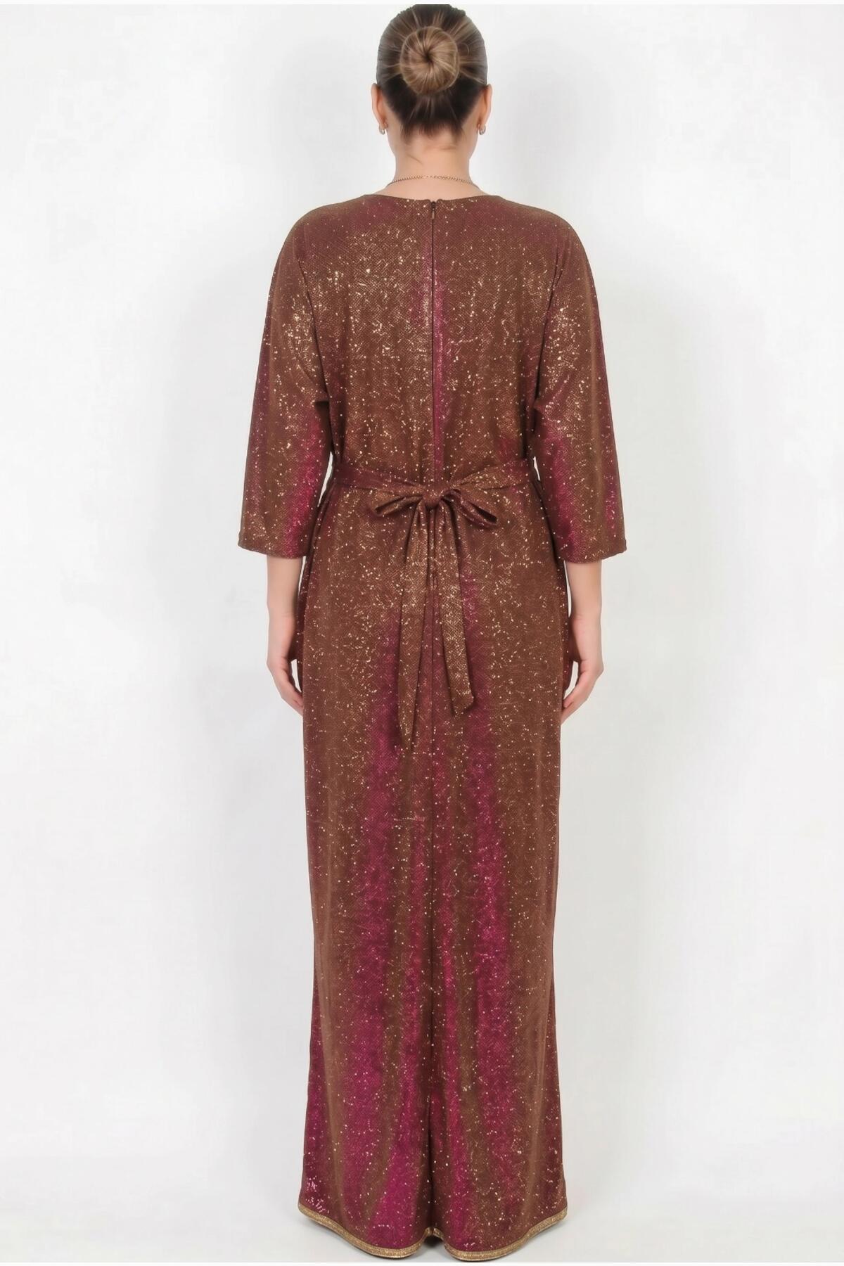 Besticktes Kleid mit Gürtel — Burgund