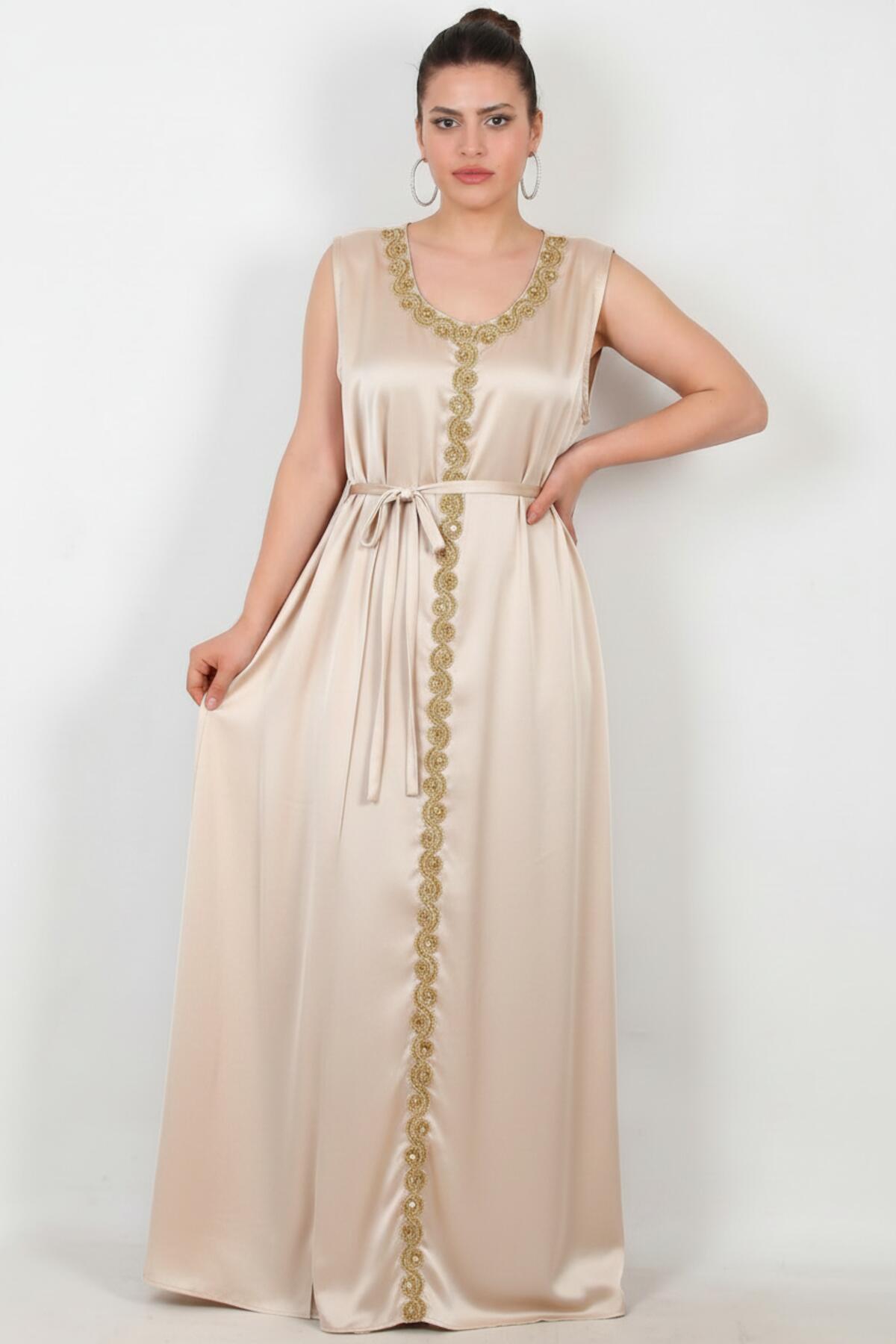 Besticktes Kleid in großen Größen — Creme