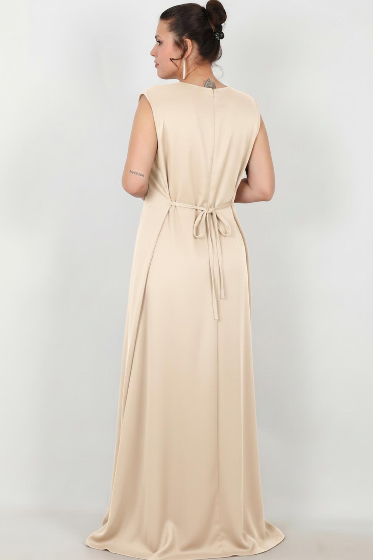 Besticktes Kleid in großen Größen — Creme