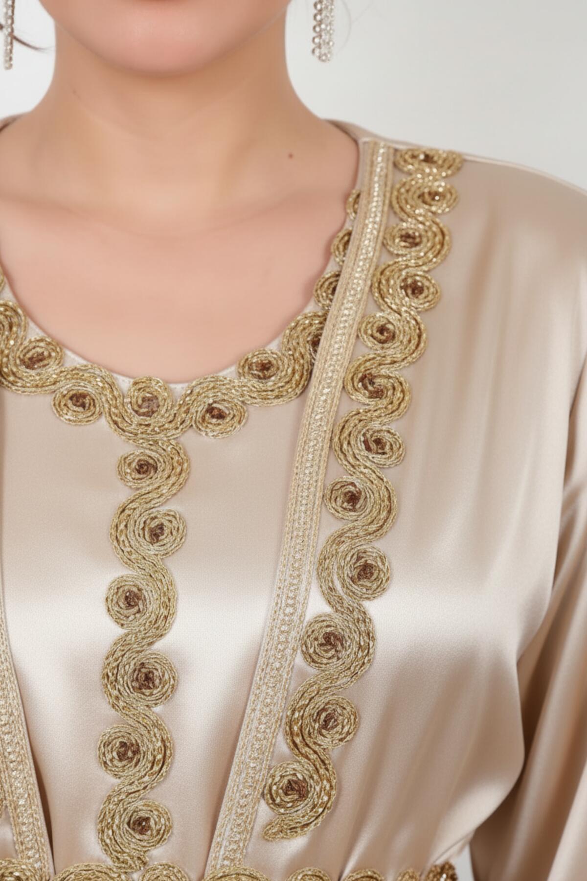 Besticktes Kleid in großen Größen — Creme