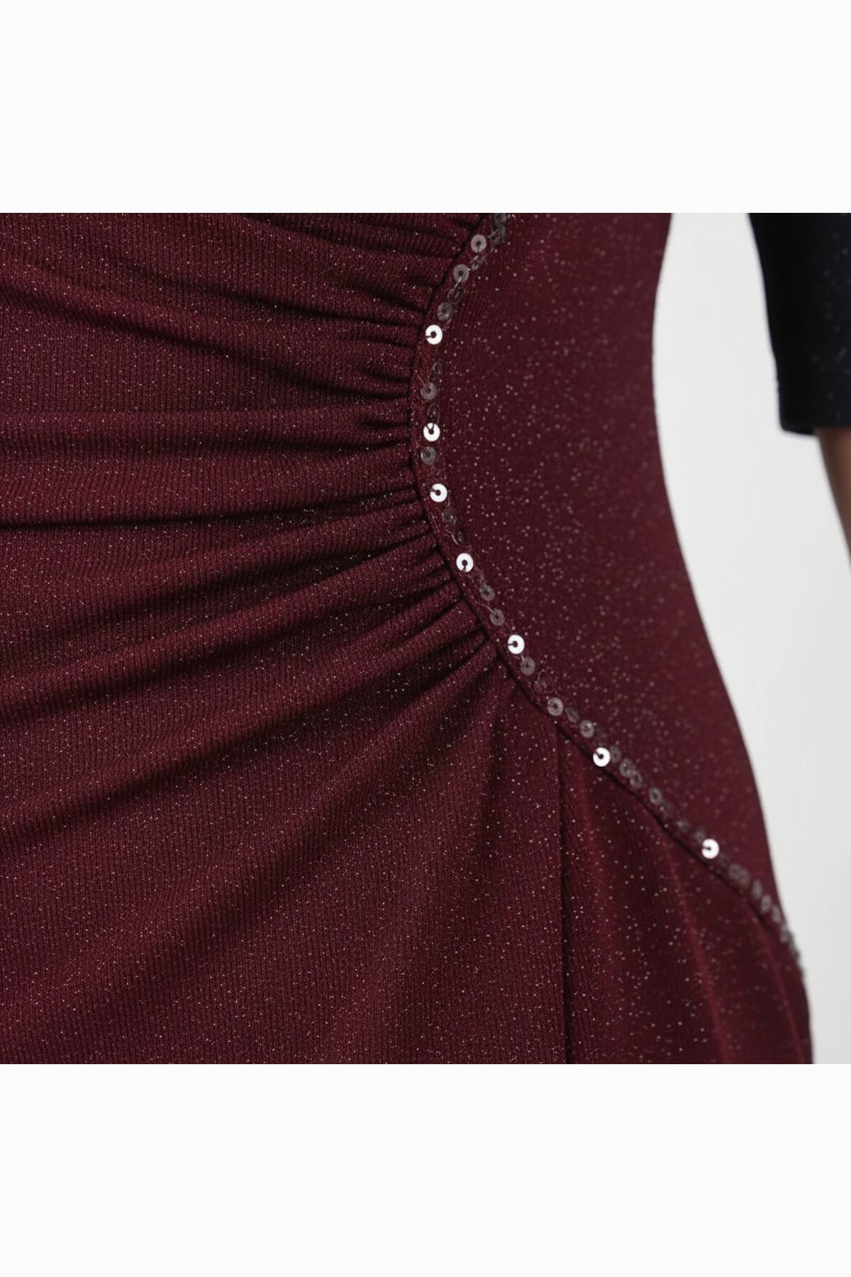 Burgunderfarbenes Midikleid in großen Größen mit Taillendetail