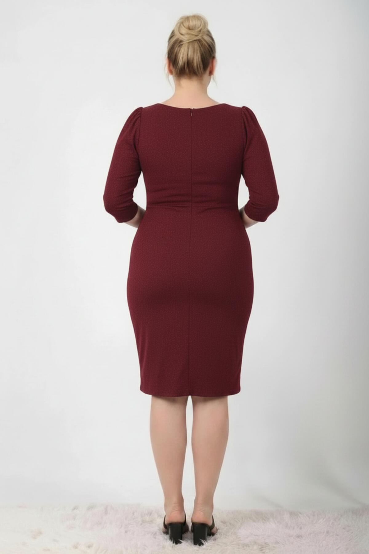 Burgunderfarbenes Midikleid in großen Größen mit Taillendetail