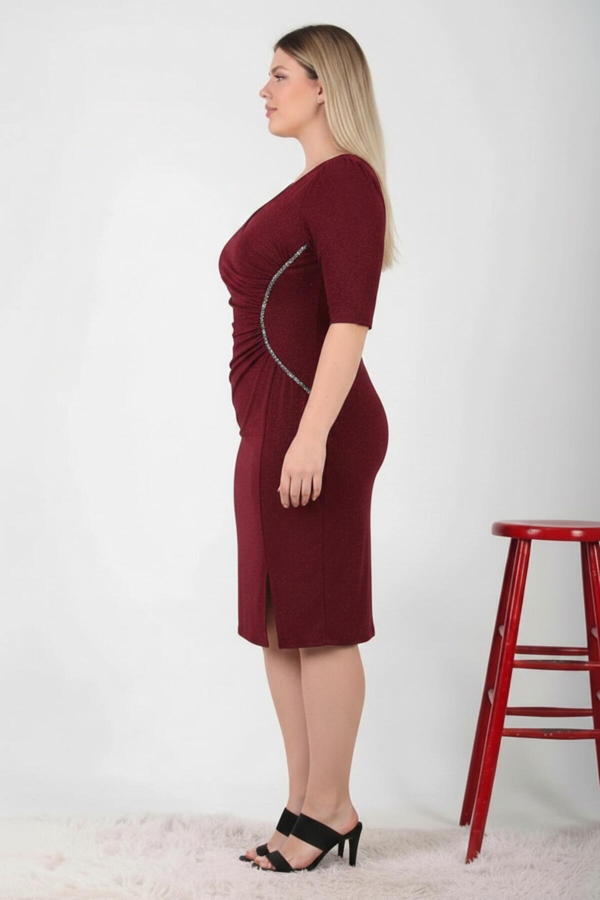Burgunderfarbenes Midikleid in großen Größen mit Taillendetail