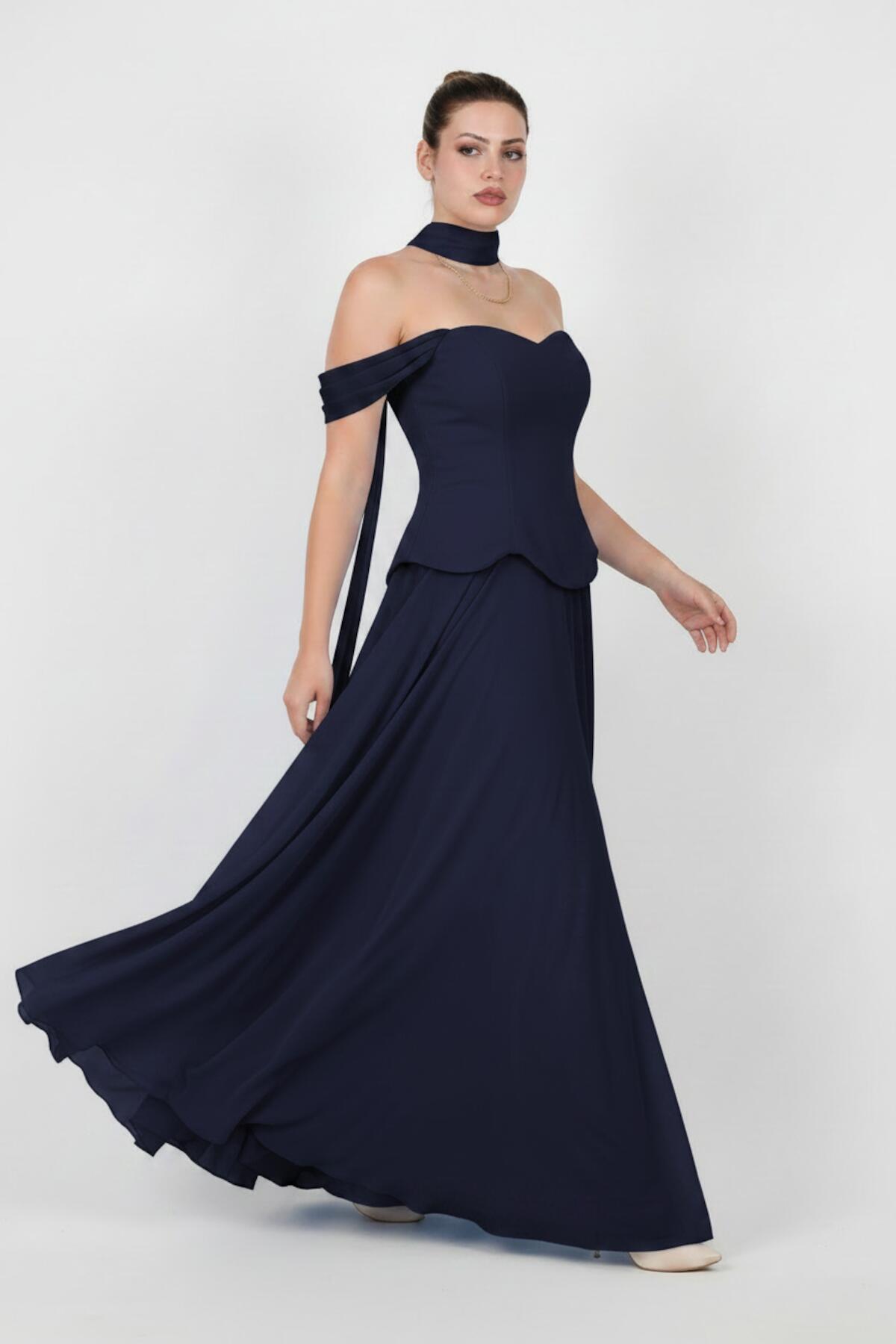 Abendkleid In Großen Größen Aus Crêpe Mit Tüllrock Und Schal – Marineblau
