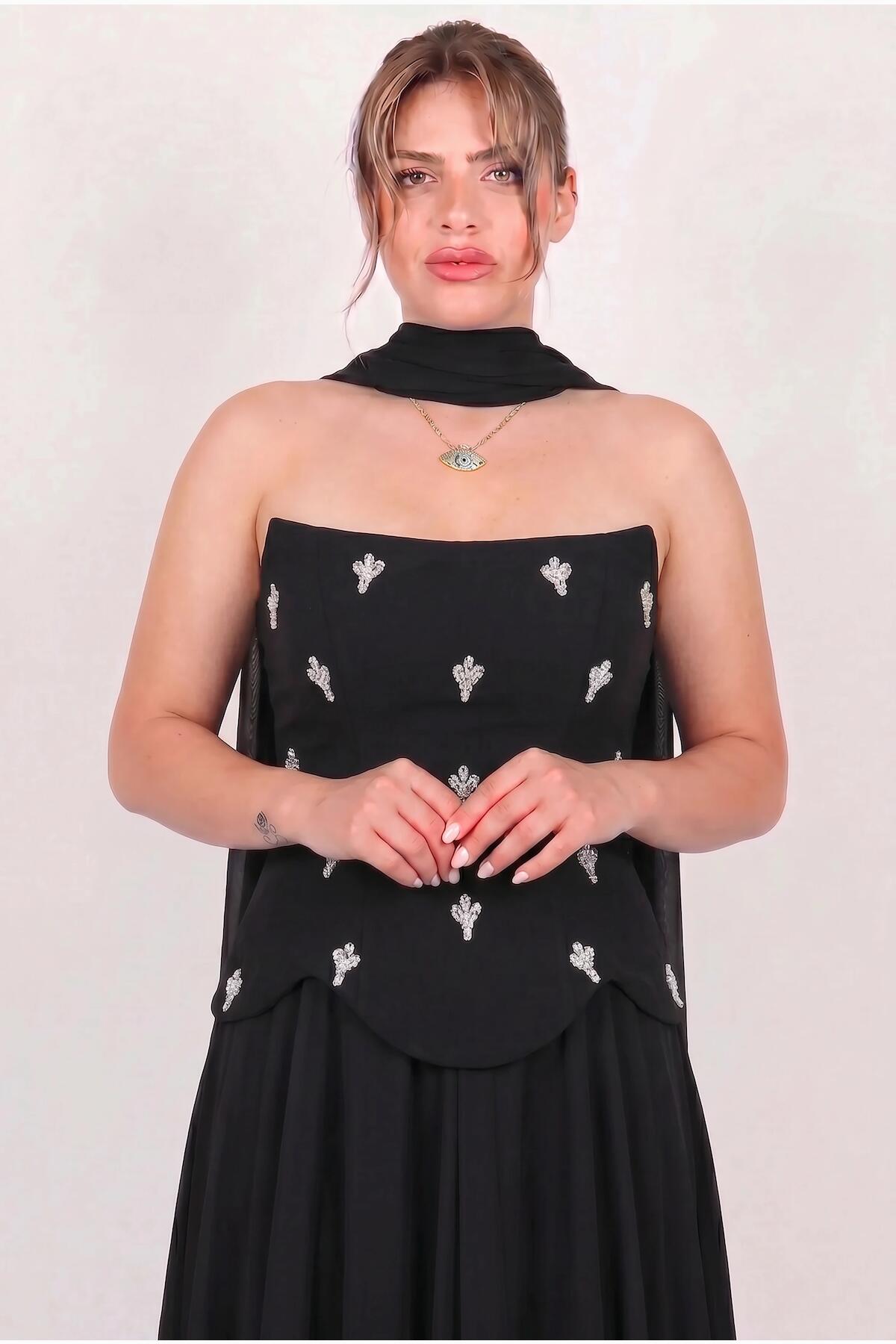 Große Größen — Crêpe-Abendkleid mit Tüllrock und drapiertem Schal — Schwarz