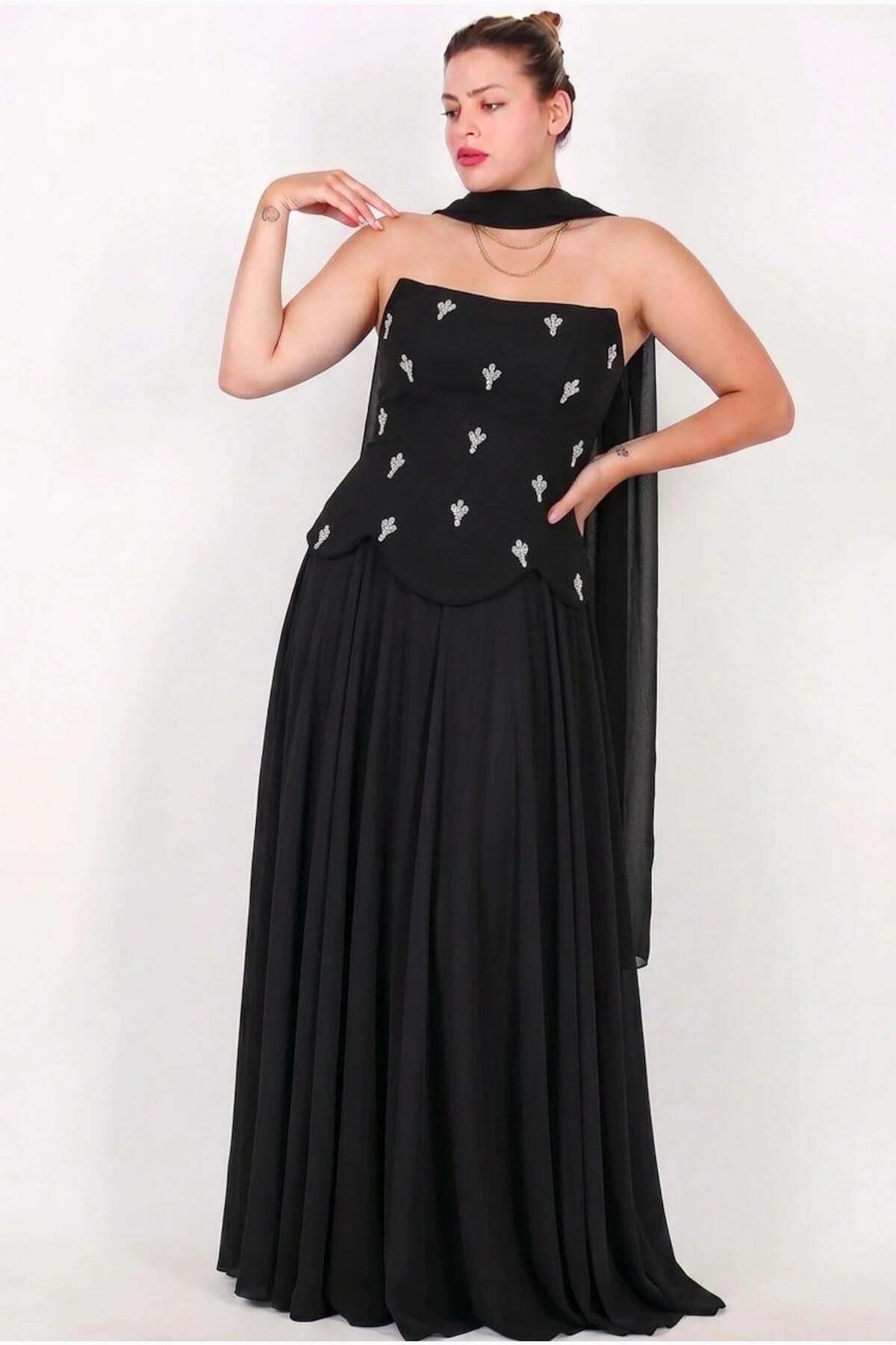Große Größen — Crêpe-Abendkleid mit Tüllrock und drapiertem Schal — Schwarz
