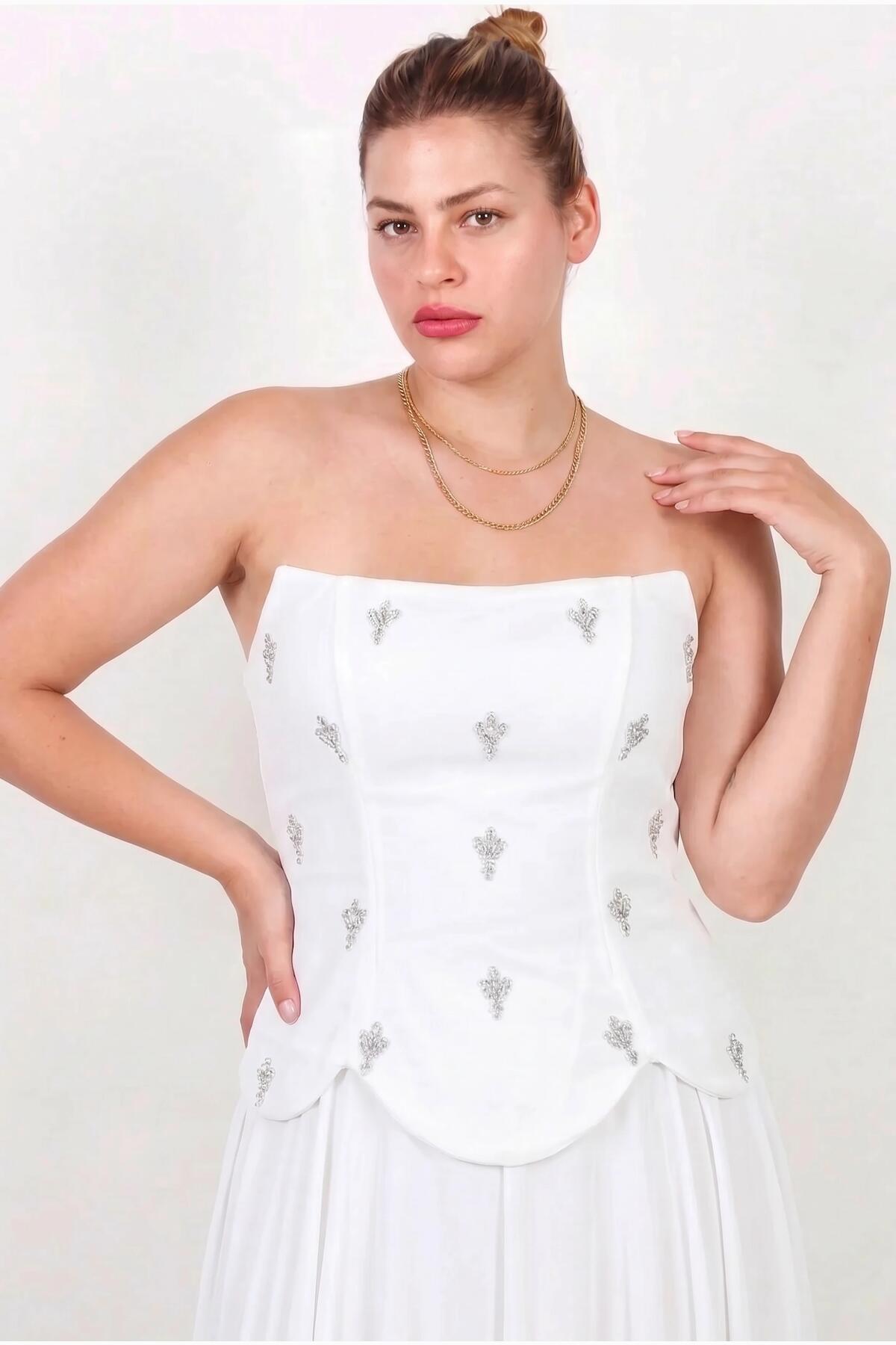 Abendkleid in großen Größen aus Crêpe mit Tüllrock und Steinbesatz – Weiß