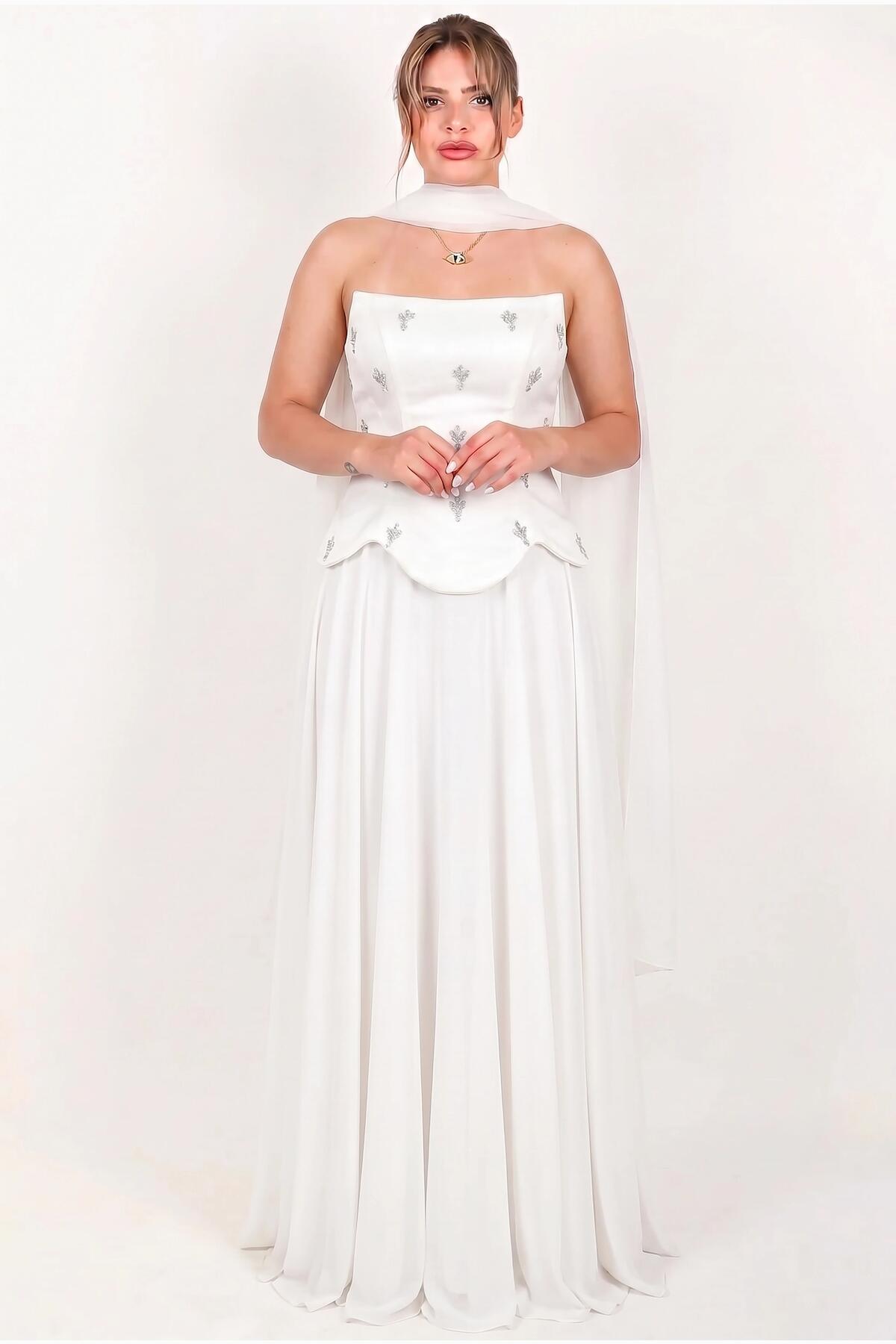 Plus‑Size Crepe Evening Dress With Tulle Skirt & Stone Embellishment — White